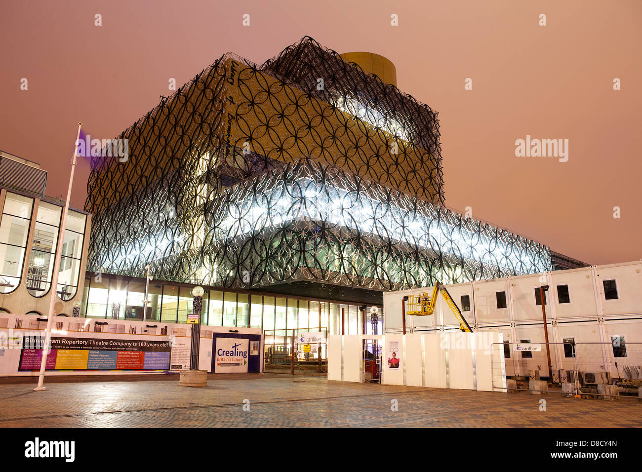 La nuova Biblioteca di Birmingham, architettura contemporanea e nuovo sviluppo nel centro della città di Birmingham, Centenary Square Foto Stock