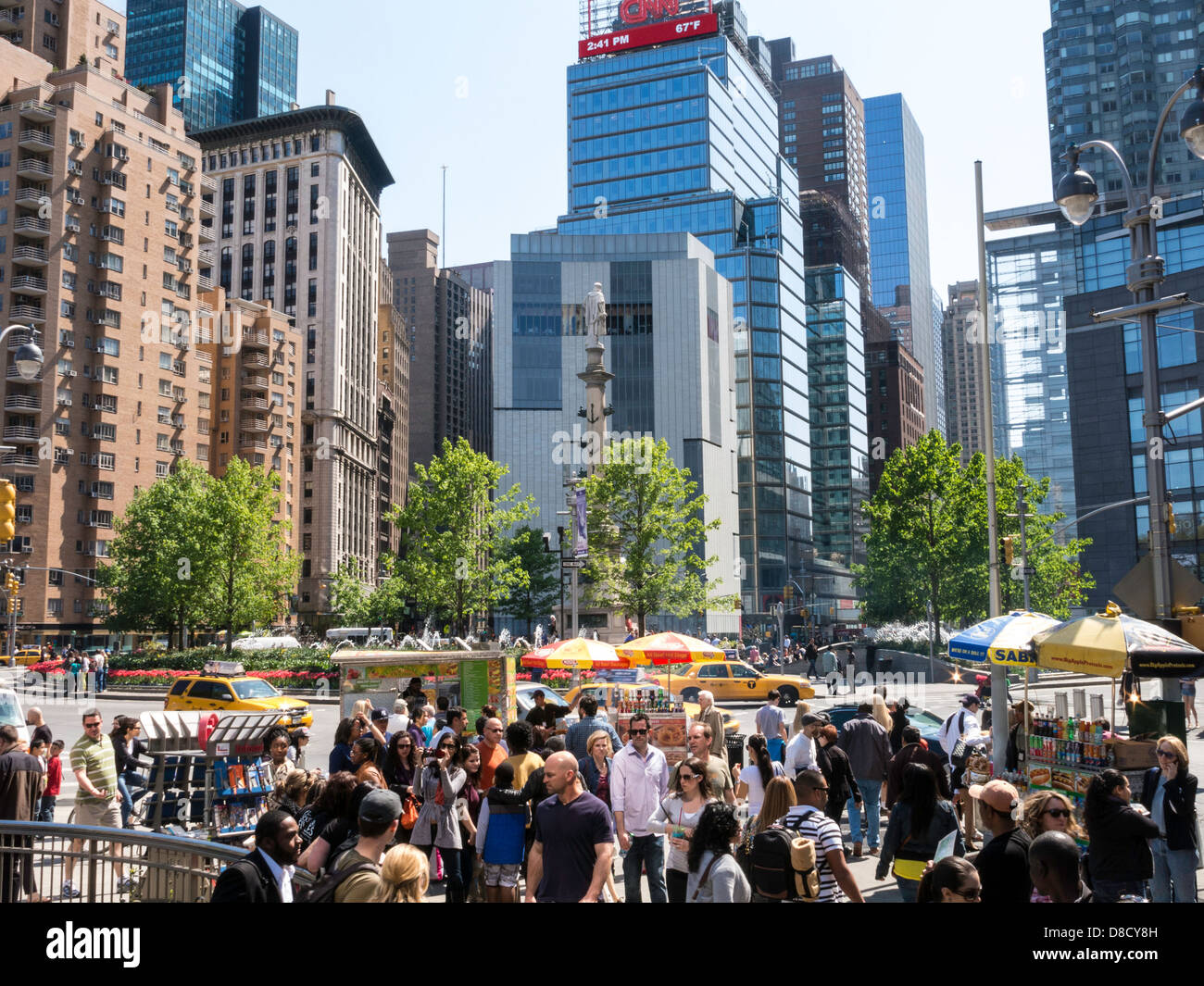 La folla e il traffico, Columbus Circle, NYC Foto Stock