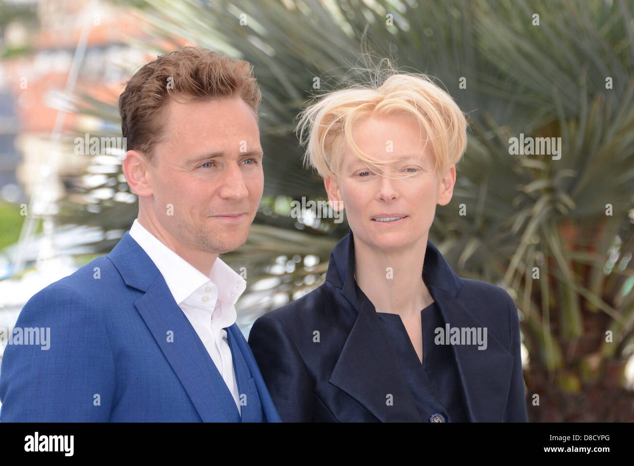 Cannes, Francia. Il 25 maggio 2013. Attori Tom Hiddleston e Tilda Swinton frequentare il photocall per 'solo gli amanti rimasto vivo" presso la 66annuale di Cannes Film Festival. (Immagine di credito: credito: Federico Injimbert/ZUMAPRESS.com/Alamy Live News) Foto Stock