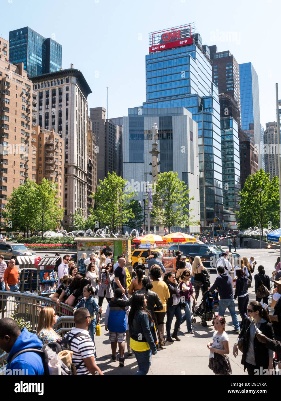 La folla e il traffico, Columbus Circle, NYC Foto Stock