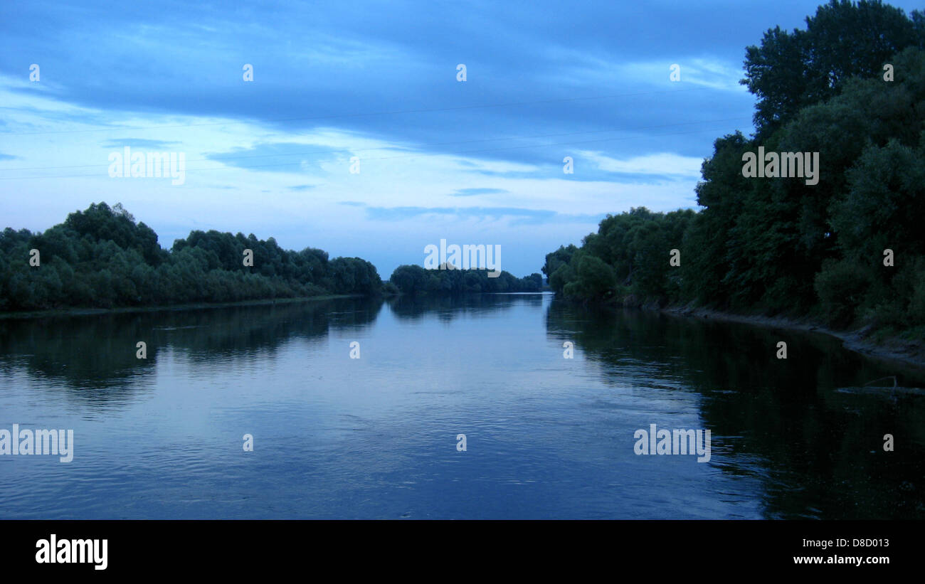 La bella estate paesaggio con fiume e gli alberi di sera Foto Stock