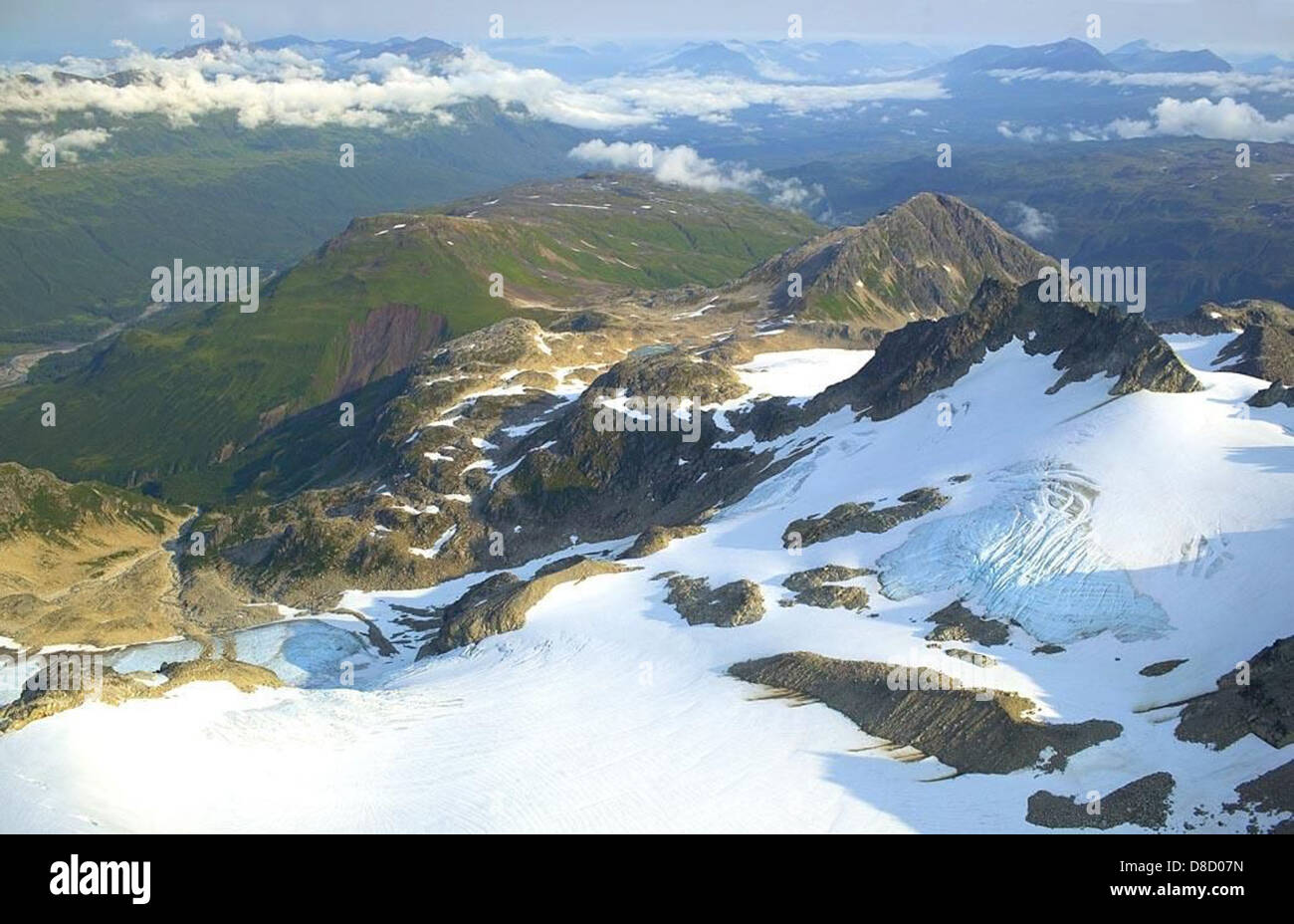 Una vista aerea delle cime delle montagne e dei ghiacciai, mostrando il terreno accidentato e le formazioni ghiacciate che caratterizzano questi paesaggi ad alta quota. La scena mette in evidenza le caratteristiche naturali di montagna. Foto Stock