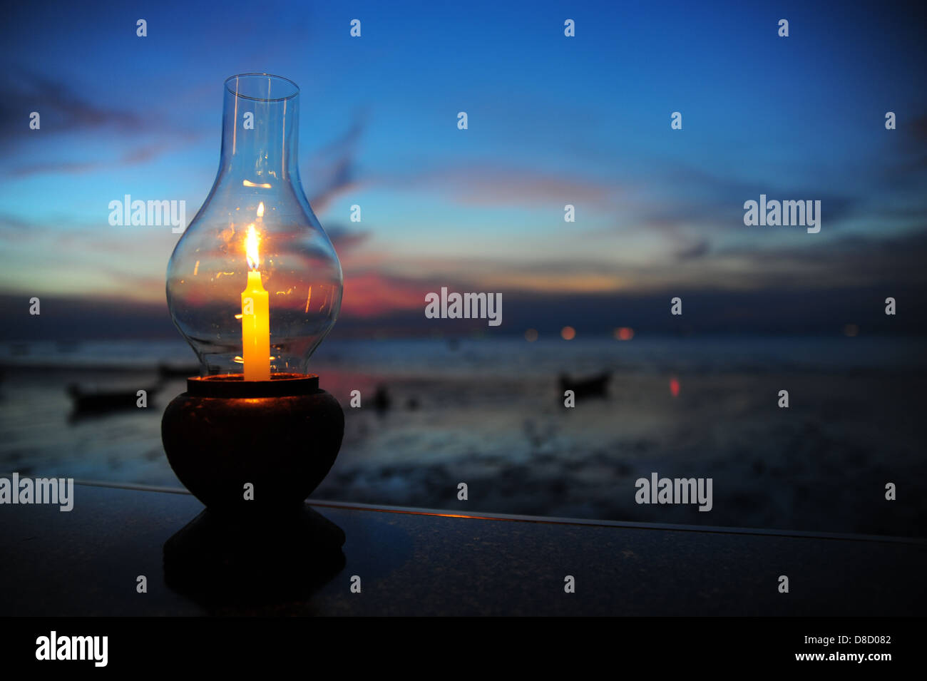 Cena a lume di candela sulla spiaggia Foto Stock