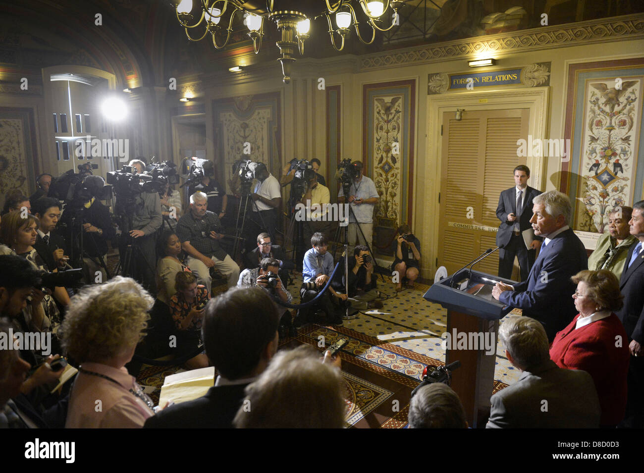Il Segretario alla difesa degli Stati Uniti Chuck Hagel risolve il media dopo per partecipare a una tavola rotonda sul tema va rivendicazioni arretrato 22 Maggio 2013 a Washington, DC. Foto Stock