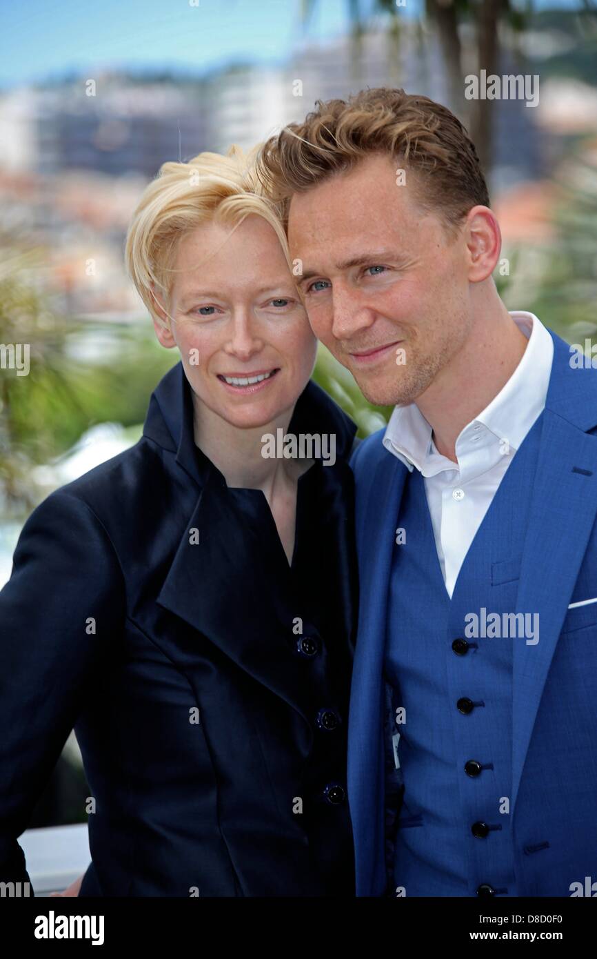 Cannes, Francia. Il 25 maggio 2013. Attori Tom Hiddleston e Tilda Swinton frequentare la foto chiamata di "Solo gli amanti rimasto vivo' durante il 66° Festival Internazionale del Cinema di Cannes al Palais des Festivals a Cannes, Francia, il 25 maggio 2013. Foto: Hubert Boesl/DPA/Alamy Live News Foto Stock