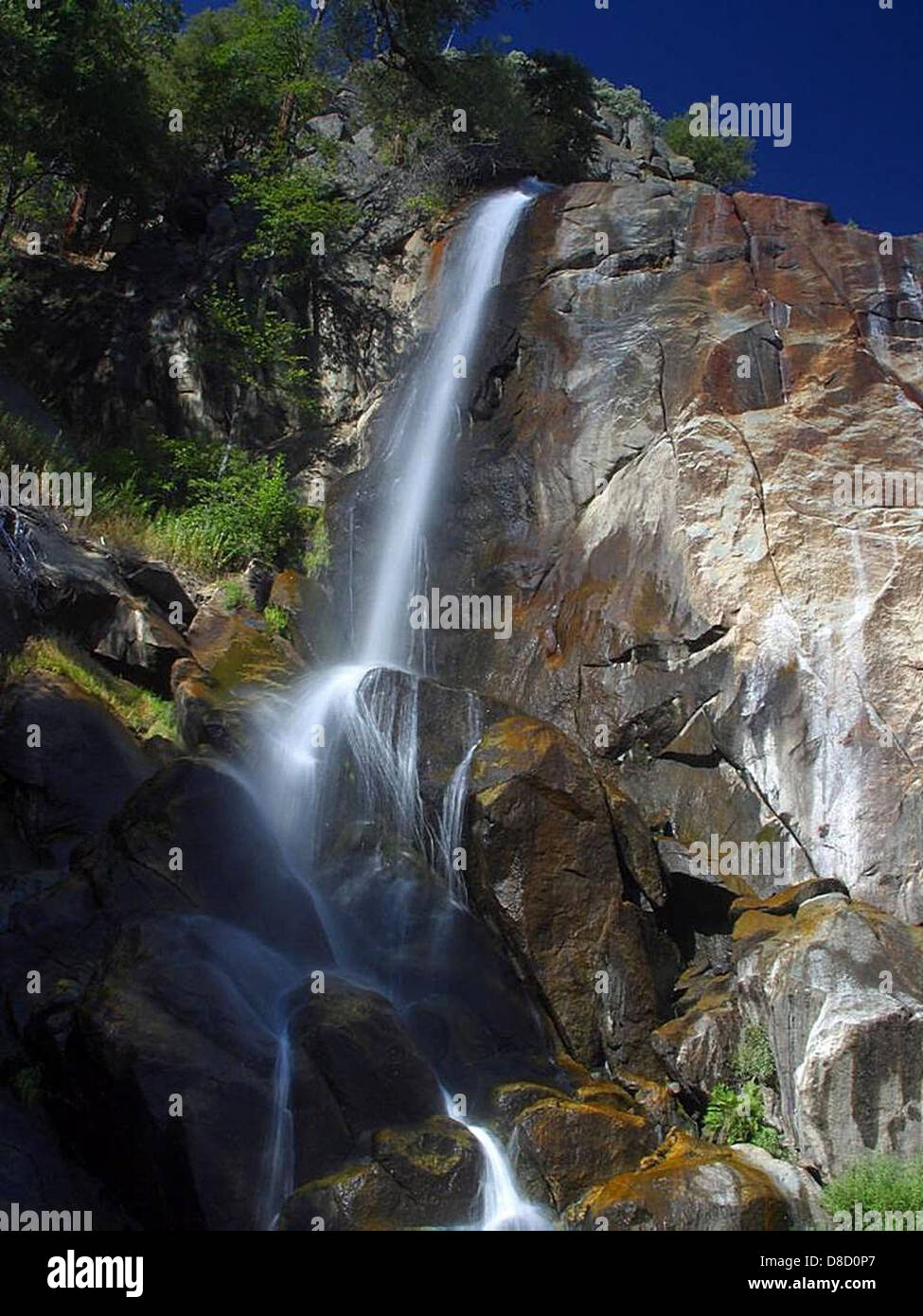 Una vista mozzafiato di una cascata grizzly da un alto punto panoramico ...