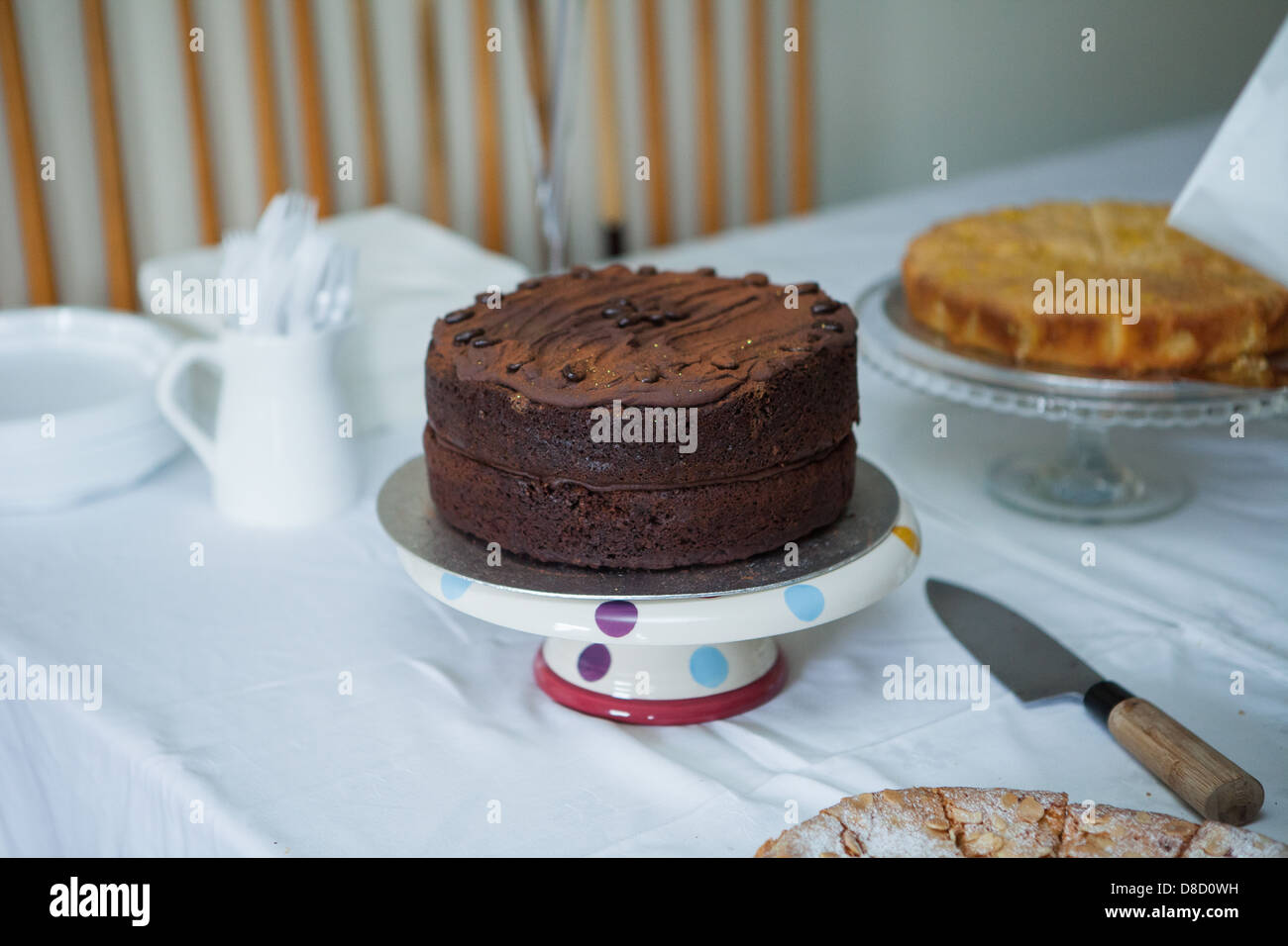 Casa fatta deliziosa torta di Spagna in un destino estivo in Inghilterra Foto Stock