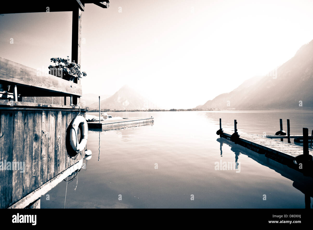 Bella la mattina presto vista sul lago glaciale nelle Alpi Svizzere Foto Stock