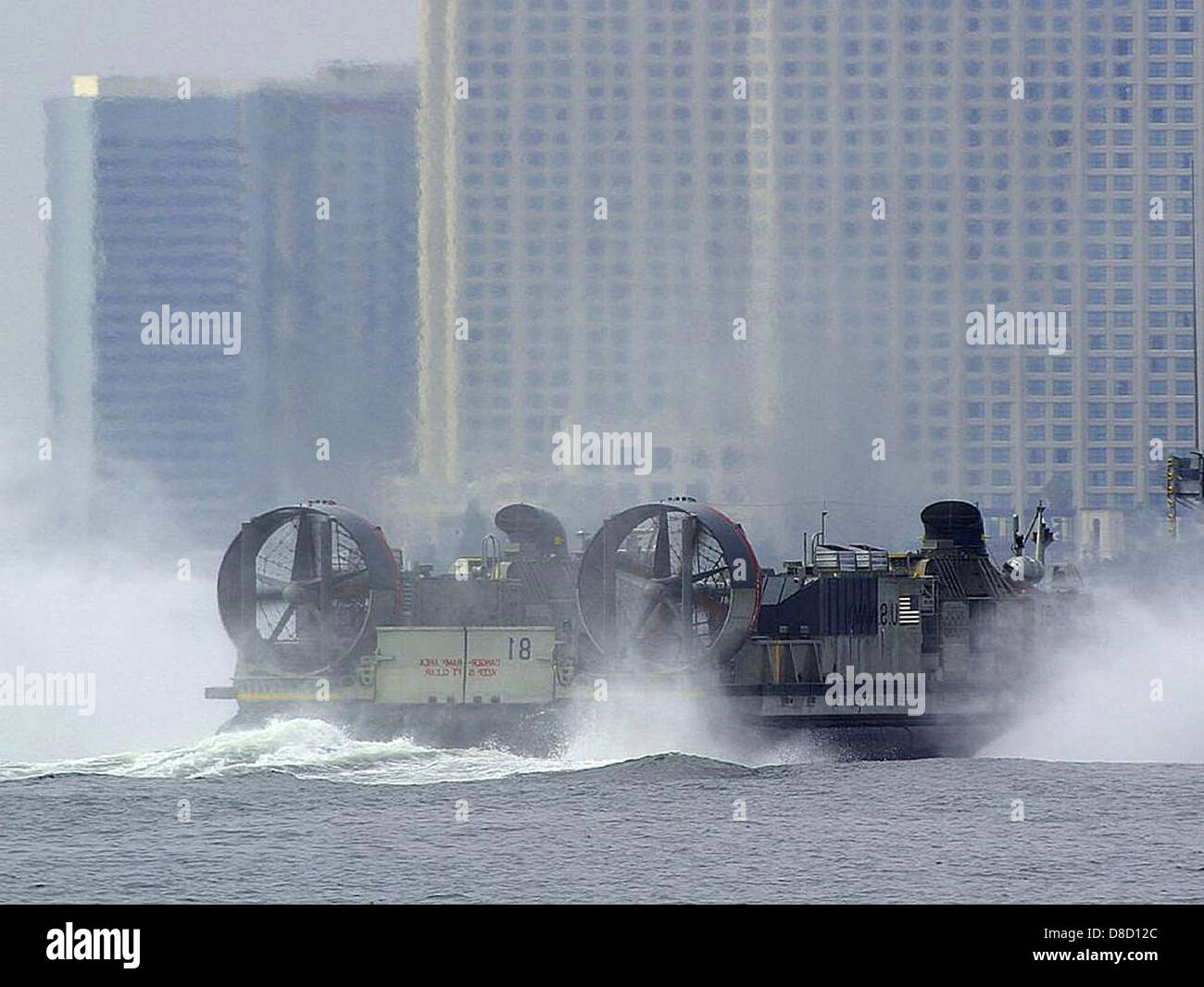 Viene mostrato un hovercraft che scivola sull'acqua, dimostrando la sua capacità di viaggiare attraverso diversi terreni. Questo tipo di imbarcazione utilizza la tecnologia a cuscino d'aria per sorvolare l'acqua, rendendola efficace per vari ambienti, tra cui acqua e terra. Foto Stock