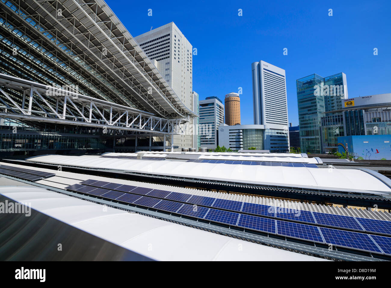 Energia solare e la Stazione di Osaka Foto Stock