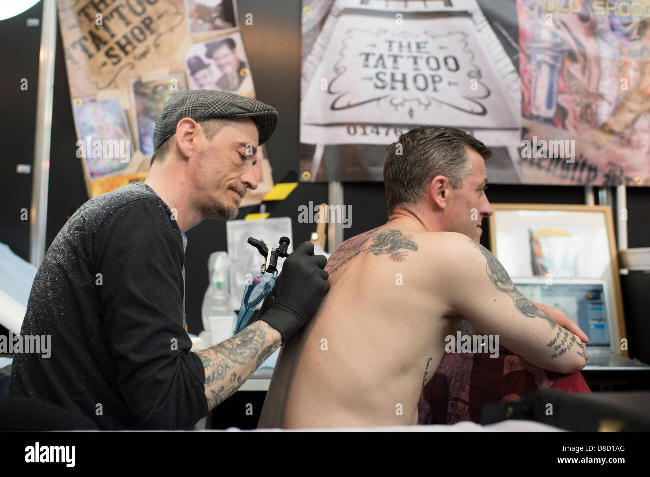 Alexandra Palace di Londra, Regno Unito. Il 25 maggio 2013. Il primo giorno del grande British Tattoo Festival. Compresi i principali artisti del tatuaggio, alternative fashion e intrattenimento, gli appassionati di uno stile di vita inchiostrata hanno viaggiato da tutto a partecipare. Credito: Allsorts Stock Photo/Alamy Live News Foto Stock