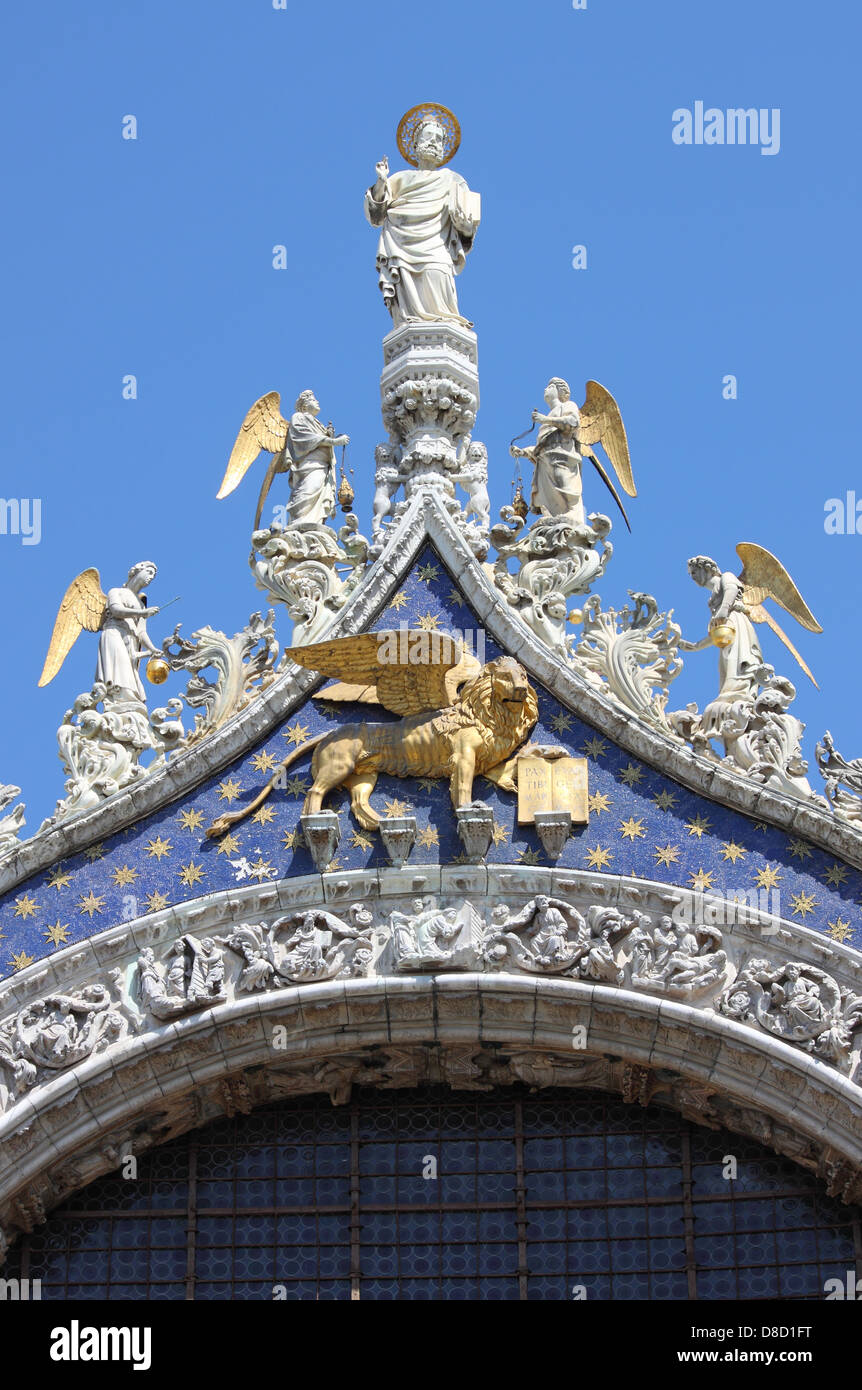 Statua di San Marco con il leone alato sul tetto di San Marco nella cattedrale di Venezia, Italia Foto Stock
