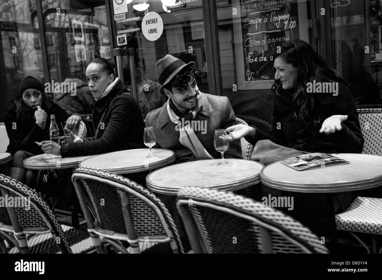 La gente seduta a Parigi cafe. Foto Stock