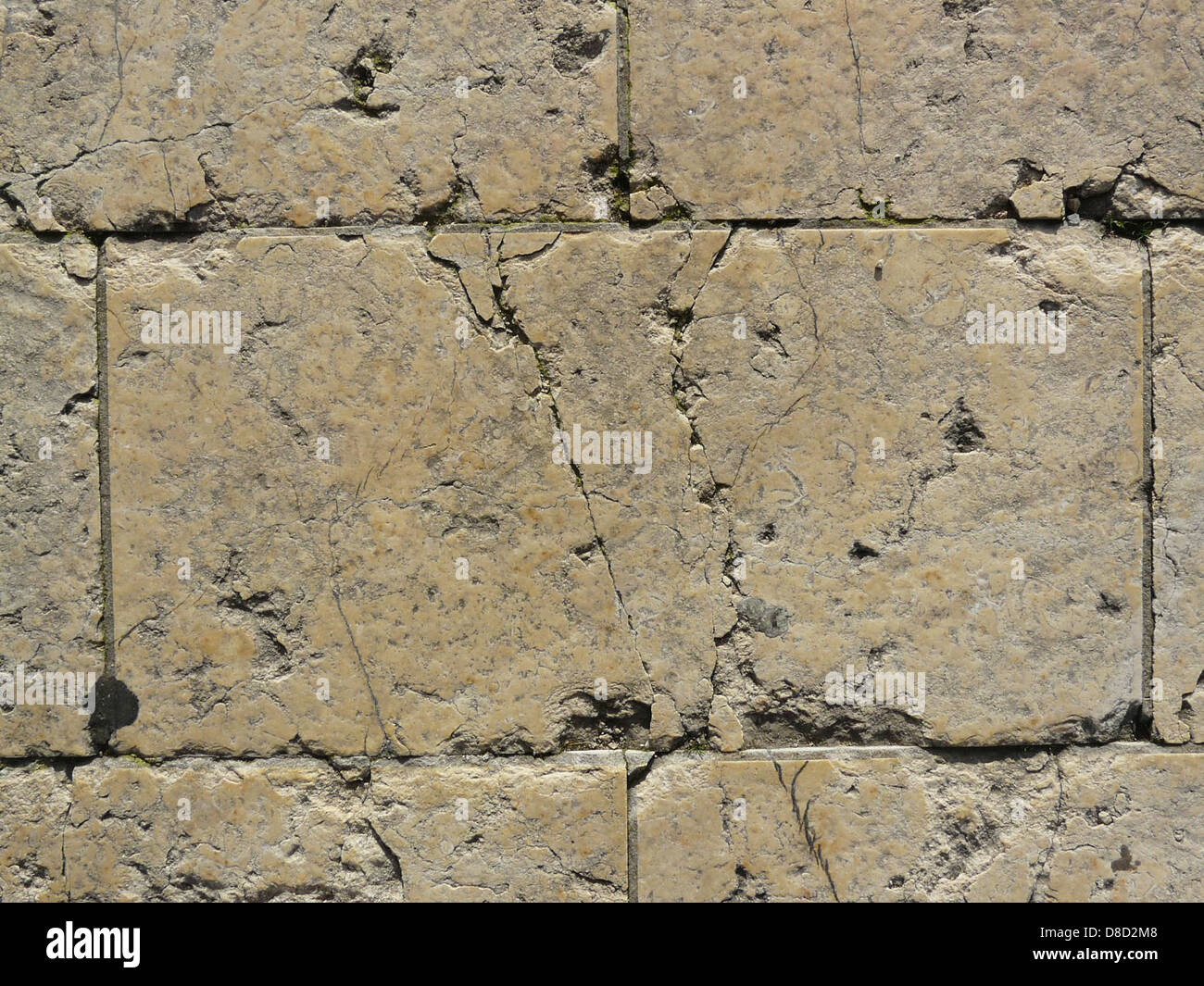 La consistenza di una vecchia parete, che mostra segni di età come la rimozione della vernice, le crepe e gli agenti atmosferici. Queste texture sono spesso utilizzate nel design e nella fotografia per aggiungere profondità e carattere a sfondi o progetti artistici. Foto Stock