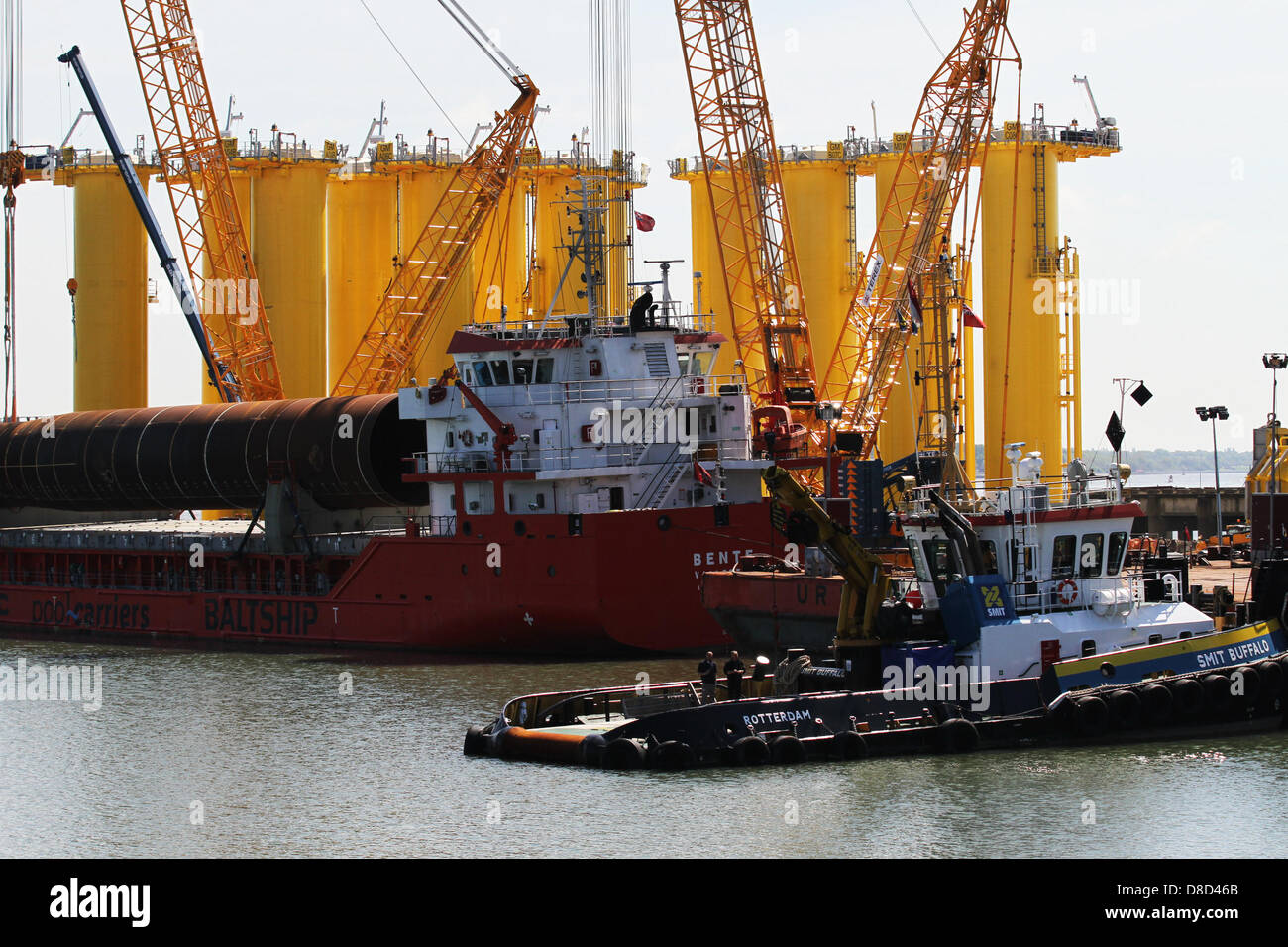 Base di costruzione delle torri eoliche e impianti di produzione di energia rinnovabile presso lo stabilimento di Cammell Laird a Birkenhead. La società di servizi di ingegneria e cantieri Merseyside produce strutture per torri di turbine eoliche per la centrale eolica offshore Burbo Bank Extension da 288 MW. Le costruzioni marine offshore forniscono torri di acciaio e l'energia rinnovabile nel cantiere Wirral di Liverpool, Regno Unito. Un totale di 160 strutture di fondazione di turbine eoliche, saranno scaricate, preassemblate, spedite e installate presso il sito di un parco eolico a circa 13 chilometri dalla costa del Galles del Nord. Foto Stock