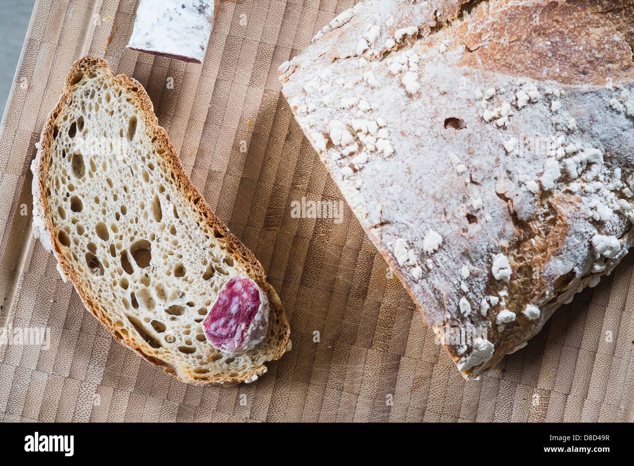 Fetta di pane francese con salsiccia Foto Stock