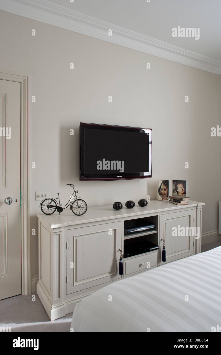 Camera da letto televisione e armadio Foto Stock