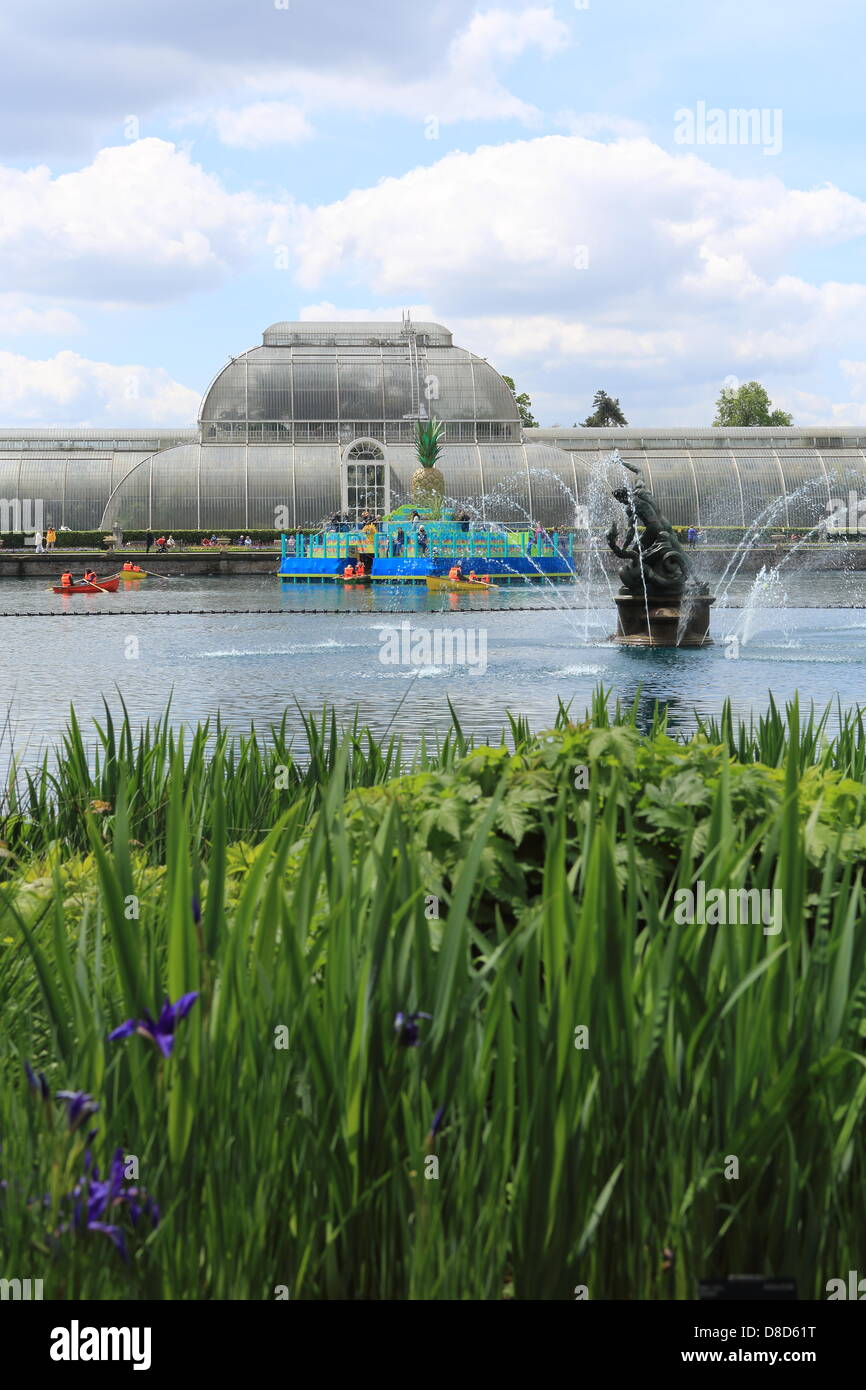 Canottaggio sul lago di fronte alla Casa delle Palme a Kew Gardens, parte di the IncrEdibles estate 2013 Festival, in SW London, Regno Unito Foto Stock