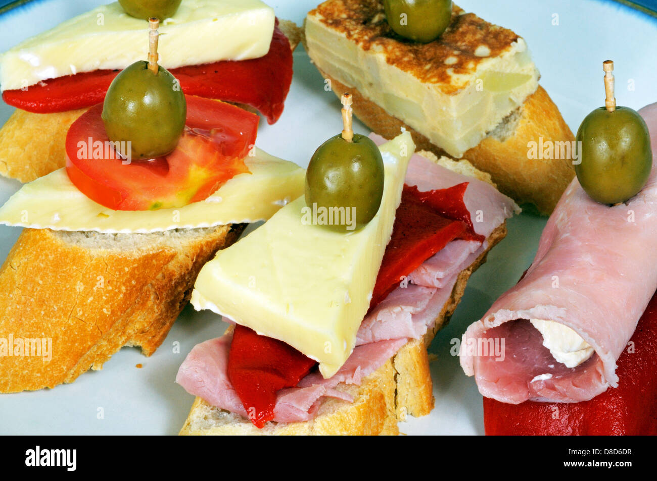 Spagnolo selezione di tapas con prosciutto, formaggio, tortilla, pomodoro e verde oliva, Andalusia, Spagna. Foto Stock