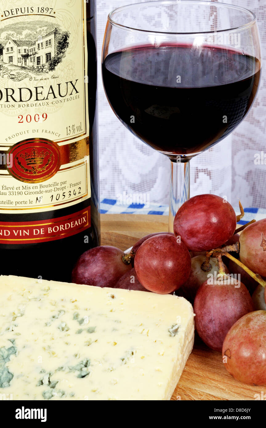 Il bleu d'Auvergne formaggio, vino rosso e uve a bacca rossa. Foto Stock