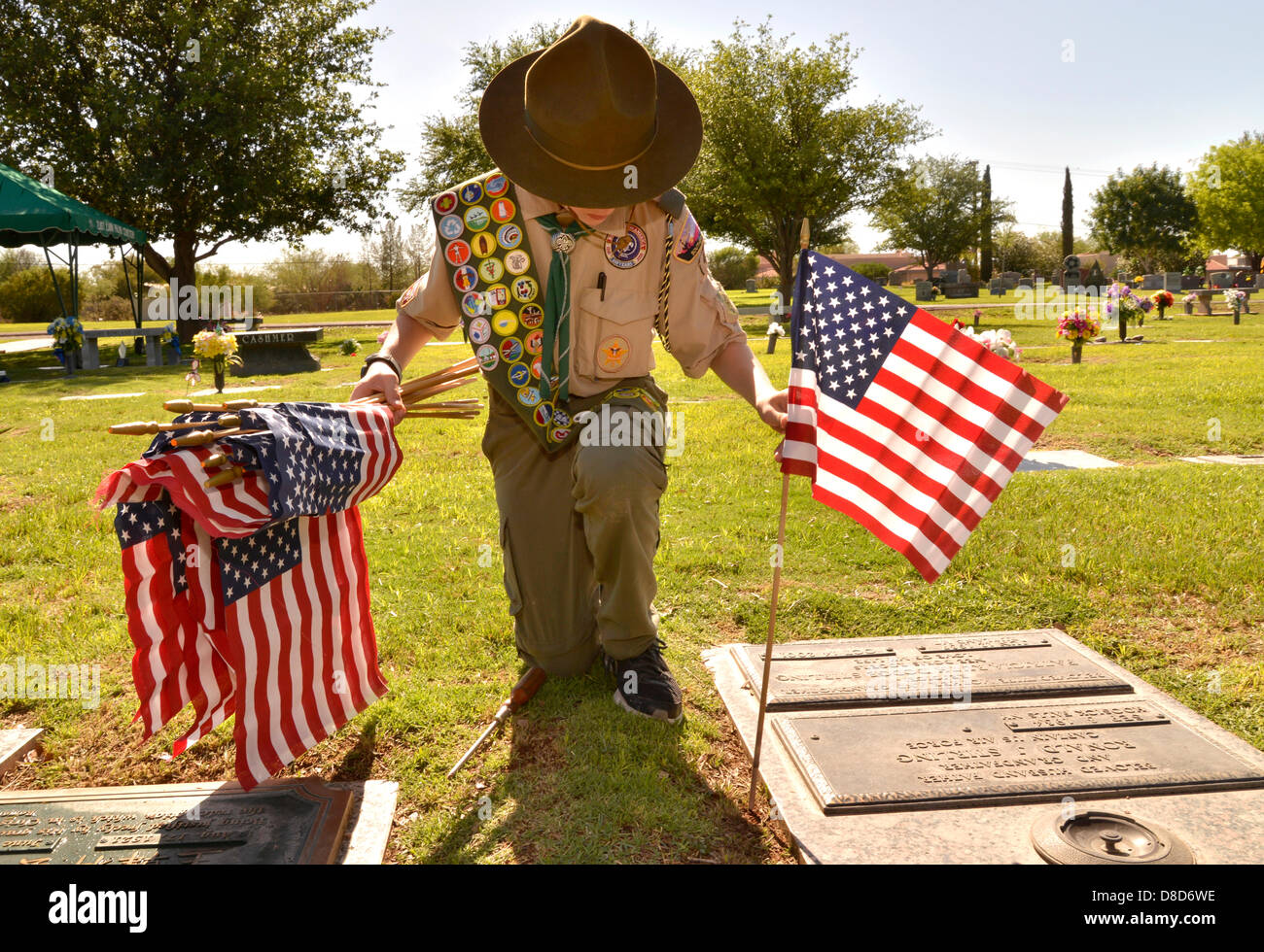 Prato Est Palms cimitero, Tucson, Arizona, Stati Uniti. Il 25 maggio 2013. Boy Scout, Ray Langlais, 13, di Catalina la truppa del consiglio 141 luoghi bandiere il 25 maggio 2013 presso le tombe dei defunti militari statunitensi reduci in preparazione per il lunedì è giorno memoriale servizi a Prato Est Palms cimitero, Tucson, Arizona, Stati Uniti. Langlais dice che egli aiuta a collocare le bandiere per "aiutare il mio paese". Suo padre Ray Langlais Suor aggiunto che mettendo le bandiere presso le tombe 'rementi di persone di che cosa il Memorial Day è supposto per essere . Si tratta di un ricordo di persone che hanno servito il nostro paese.' Credit: Norma Jean Gargasz/Alamy Live News Foto Stock