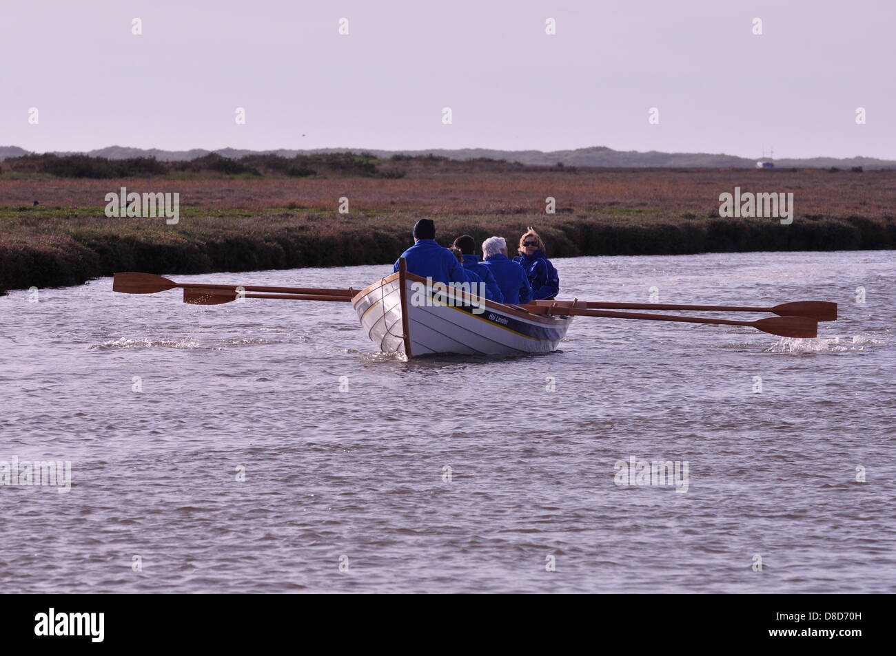 Norfolk, Regno Unito. Il 25 maggio 2013. Il primo St Ayles skiff per essere completato in Inghilterra a sud di Berwich è lanciato da Blakeney Coastal Rowing Association, North Norfolk. Credito: John Worrall /Alamy Live News Foto Stock