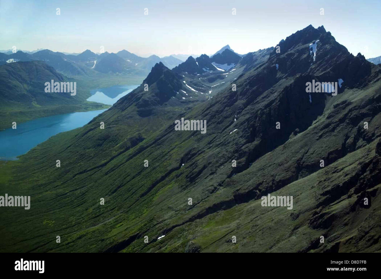 Questa immagine presenta aspre cime montane, caratterizzate da picchi frastagliati e aspri pendii rocciosi. Il terreno aspro ma suggestivo mette in evidenza la bellezza naturale e le sfide delle regioni montuose, spesso sede di ecosistemi diversi e condizioni meteorologiche estreme. Foto Stock