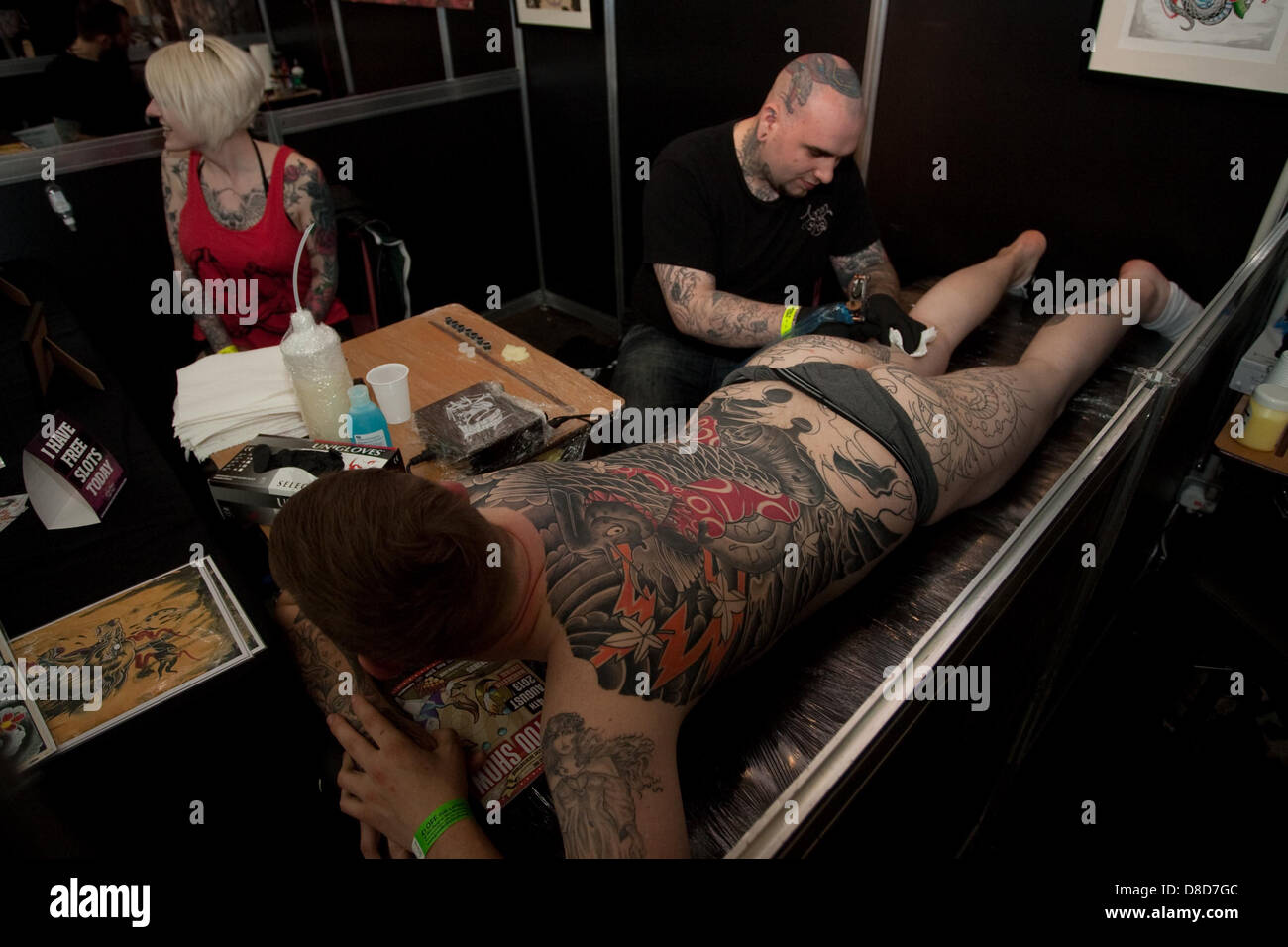 Il grande British Tattoo Show tenutosi in Alexandra Palace di Londra. Centinaia di tatuaggio artista e designer hanno mostrato la loro abilità e arte di Londra. Foto Stock