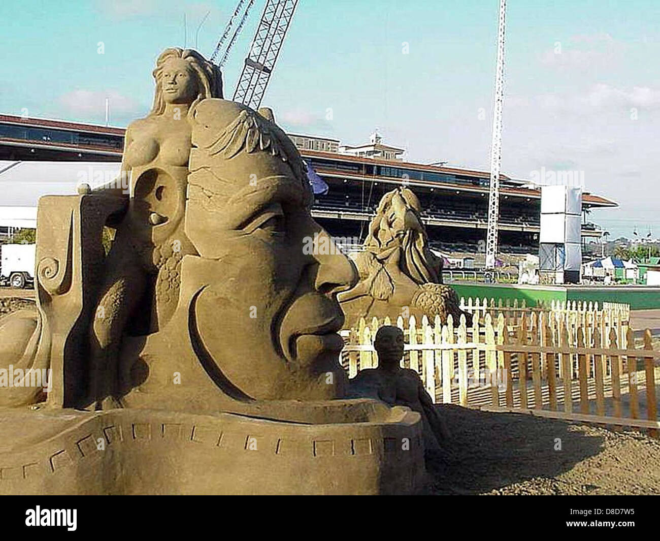 Una dettagliata scultura di sabbia, scolpita con motivi e forme intricati. L'immagine mette in risalto l'arte e l'artigianato coinvolti nella creazione di un'opera d'arte temporanea utilizzando la sabbia. Foto Stock