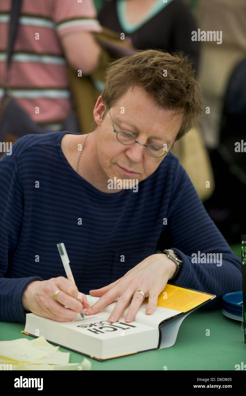 Simon Mayo BBC radio presentatore e autore per bambini libro firma a Hay Festival 2013. Hay-on-Wye Powys Wales UK Foto Stock