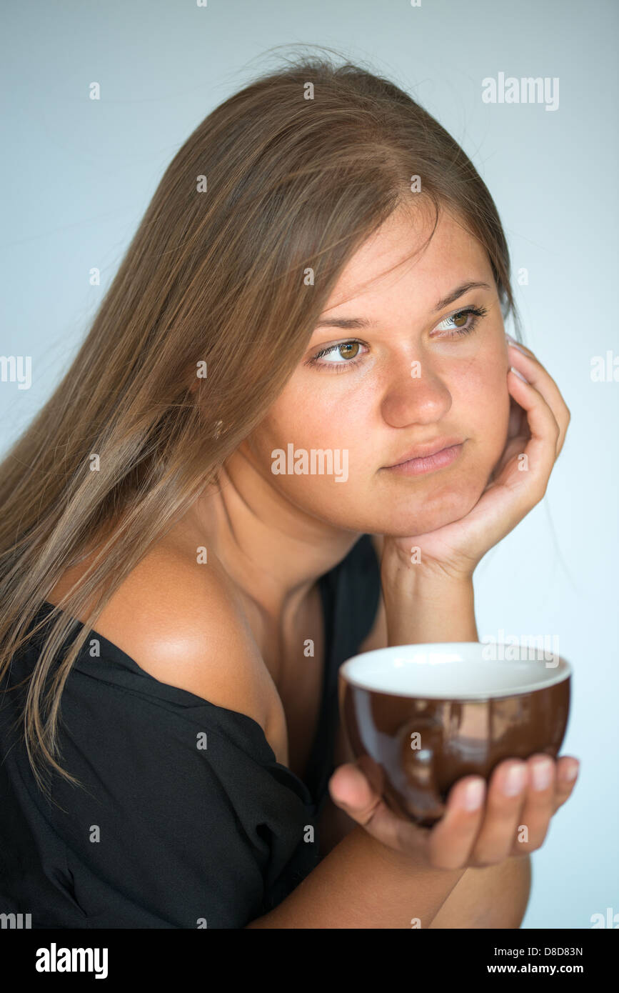 Giovane donna bionda con tazza di caffè Foto Stock