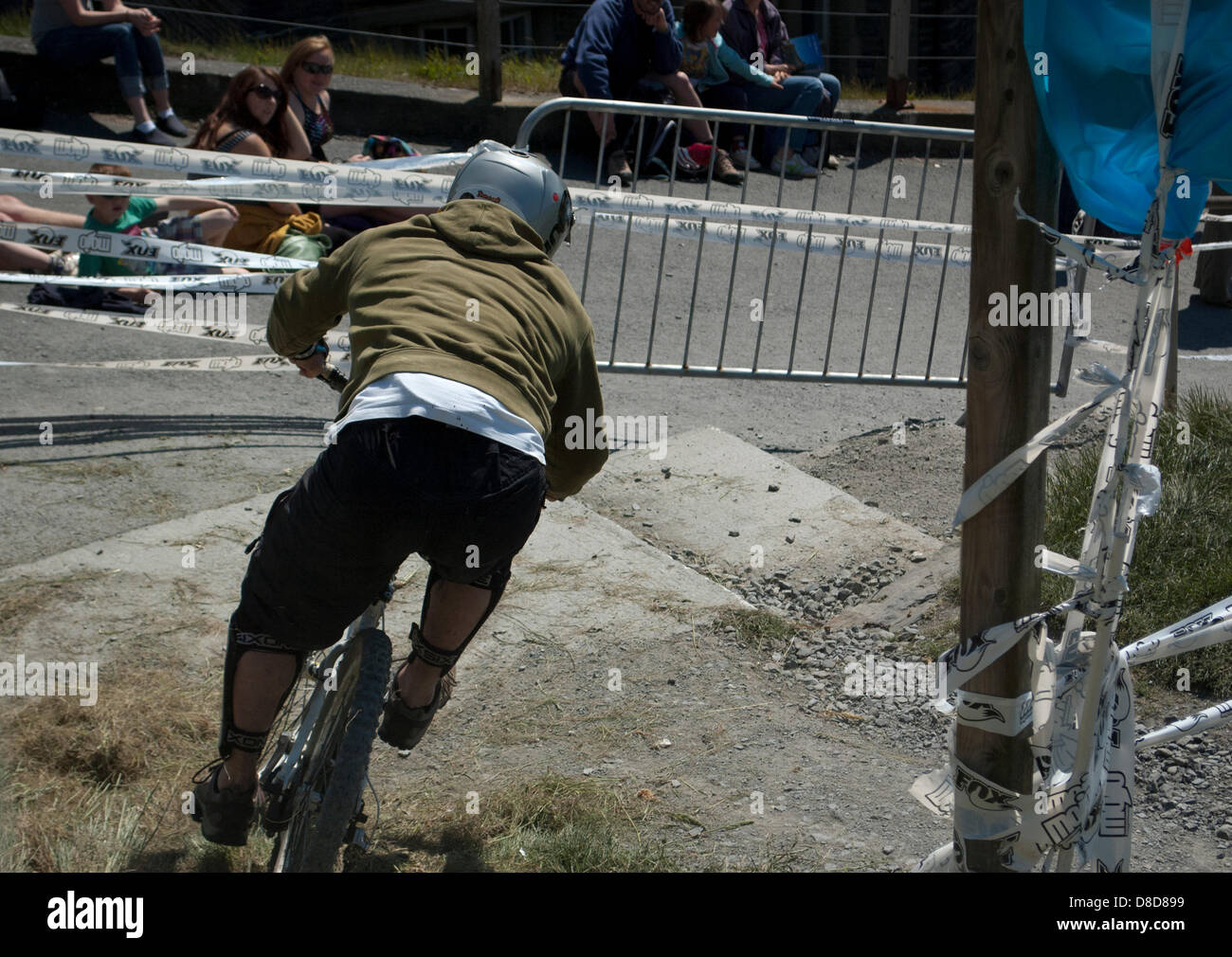 Aberystwyth, UK. 25 Maggio, 2013. Il sole e la folla erano fuori per il round 2 del MIJ Racing serie gallese che ha visto in discesa in mountain bike piloti provenienti da tutto il paese di venture a Aberystwyth per conquistare la scogliera o Consti come è noto localmente. Credito: Barry Watkins/Alamy Live News Foto Stock