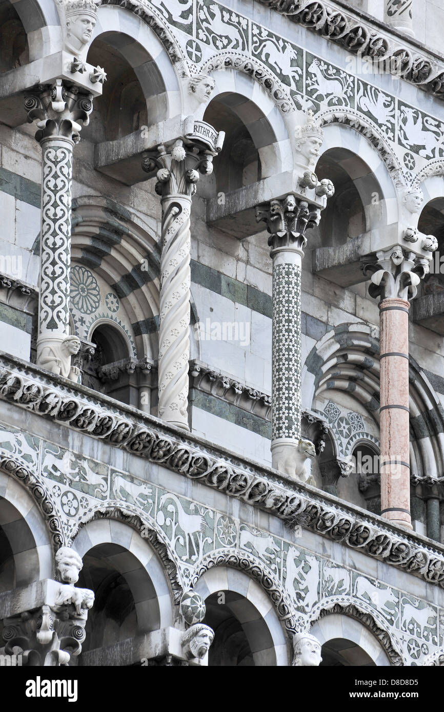 Una chiusura della facciata anteriore (ovest), San Michele in Foro, Cattolica romana chiesa basilica, Lucca, Toscana, Italia, Europa Foto Stock