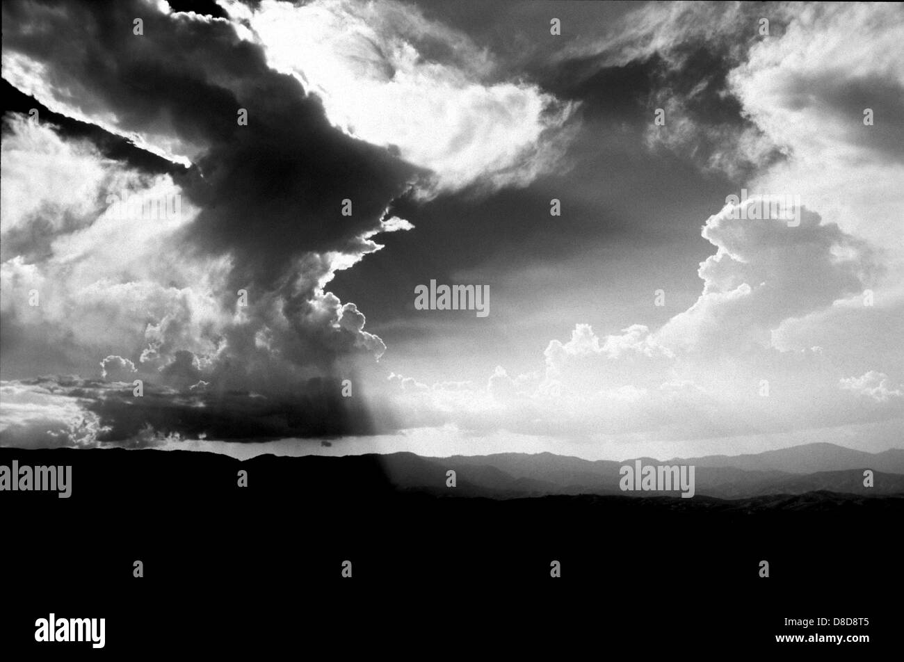 Drammatica cielo sopra il paesaggio montuoso,bianco e nero, Oaxaca, Messico Foto Stock