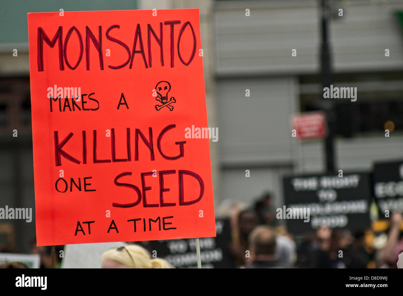 New York, NY, 25 maggio 2013. Un segno denunciando Monsanto era tenuto come persone di New York Union Square raccolse contro gli Stati Uniti-basato agricoltura e biotecnologie corporation. Il rally e successiva marzo è stato uno dei molti attraverso gli Stati Uniti e di decine di altri paesi. Gli organizzatori sperano di diffondere la parola su ciò che dicono sono gli effetti nocivi di alimenti geneticamente modificati. Foto Stock