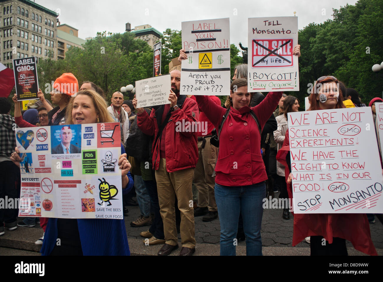 New York, NY, 25 maggio 2013. Persone azienda segni denunciando la Monsanto e alimenti geneticamente modificati durante un rally in New York's Union Square contro gli Stati Uniti-basato agricoltura e biotecnologie corporation. Il rally e successiva marzo è stato uno dei molti attraverso gli Stati Uniti e di decine di altri paesi. Gli organizzatori sperano di diffondere la parola su ciò che dicono sono gli effetti nocivi di alimenti geneticamente modificati. Foto Stock