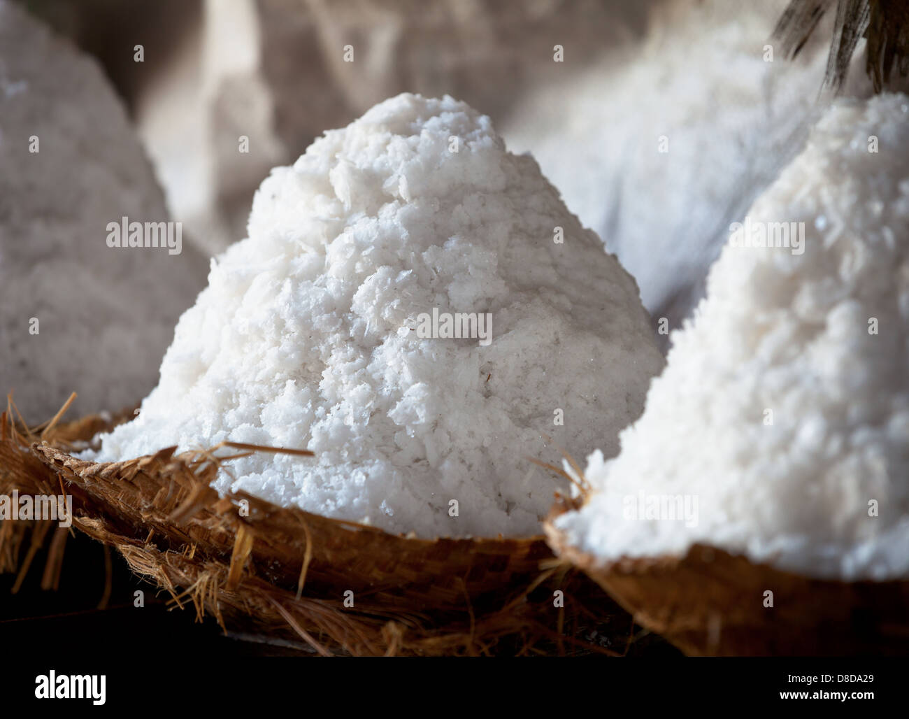 Produzione artigianale di sale - Sale di cumuli di close-up Foto Stock