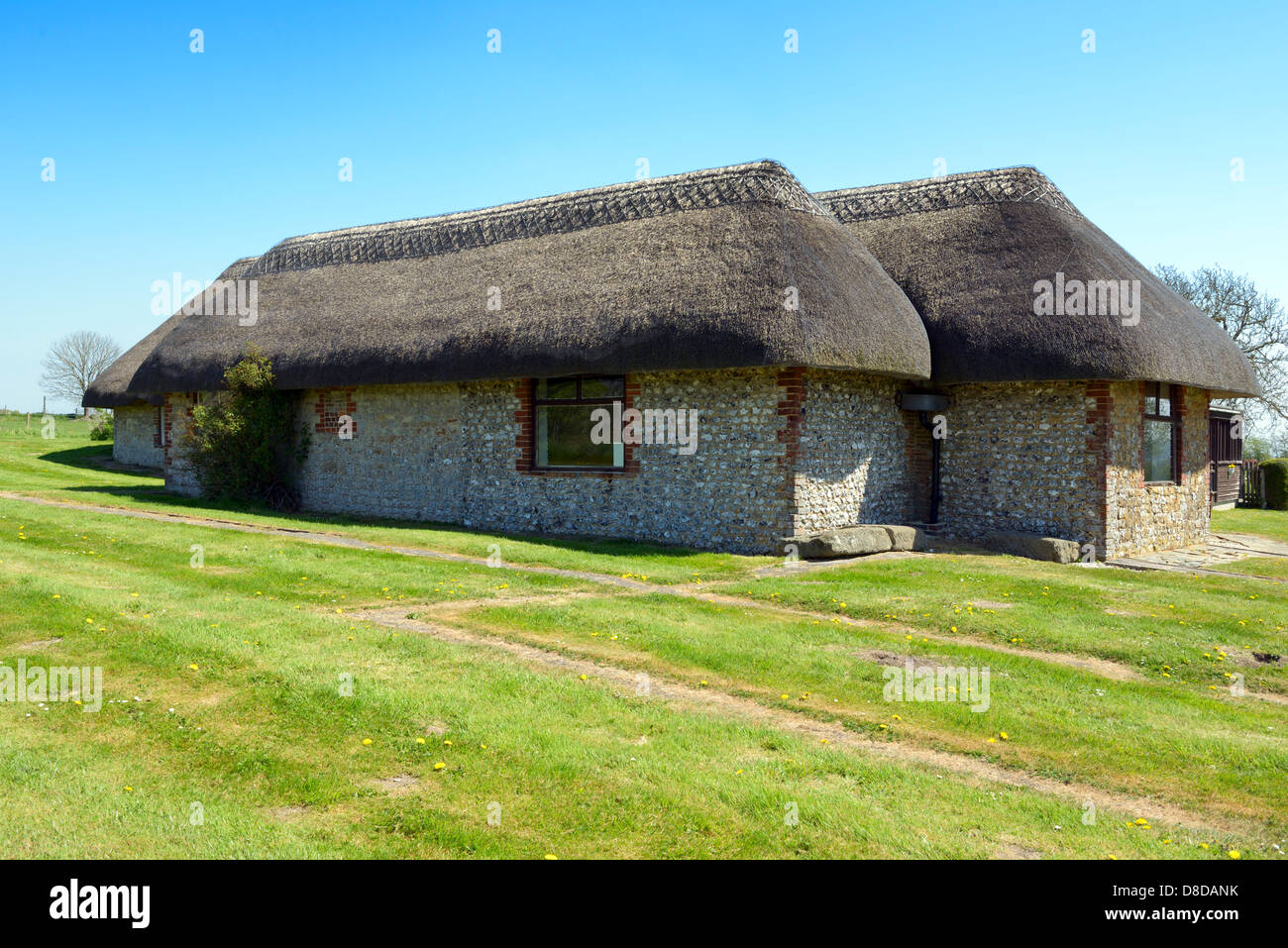 Tradizionale con tetto di paglia di Sussex fienili di alloggiamento dei pavimenti a mosaico a Bignor villa romana, Bignor, West Sussex, Regno Unito Foto Stock