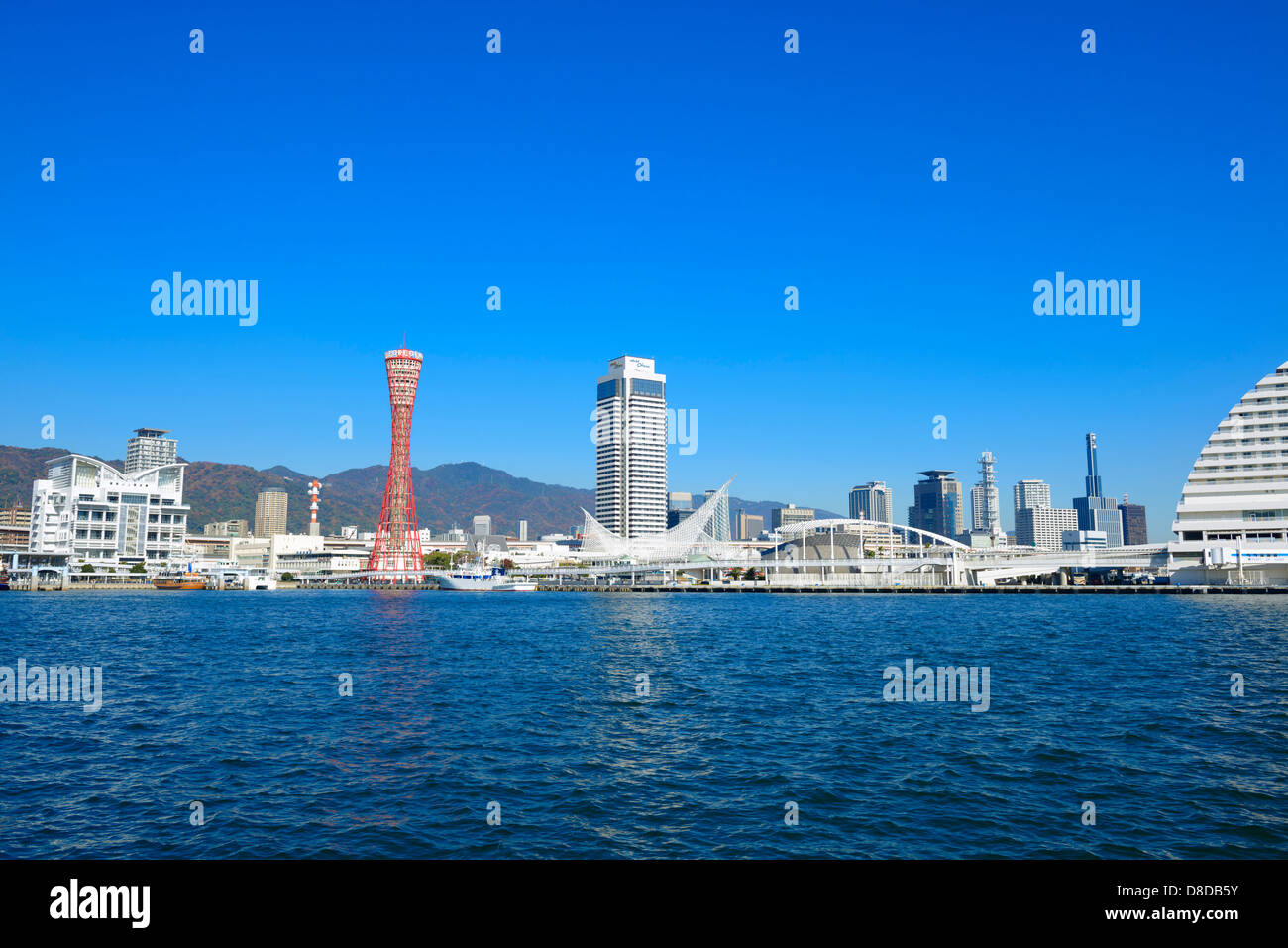 Porto di Kobe e la torre di porto Foto Stock