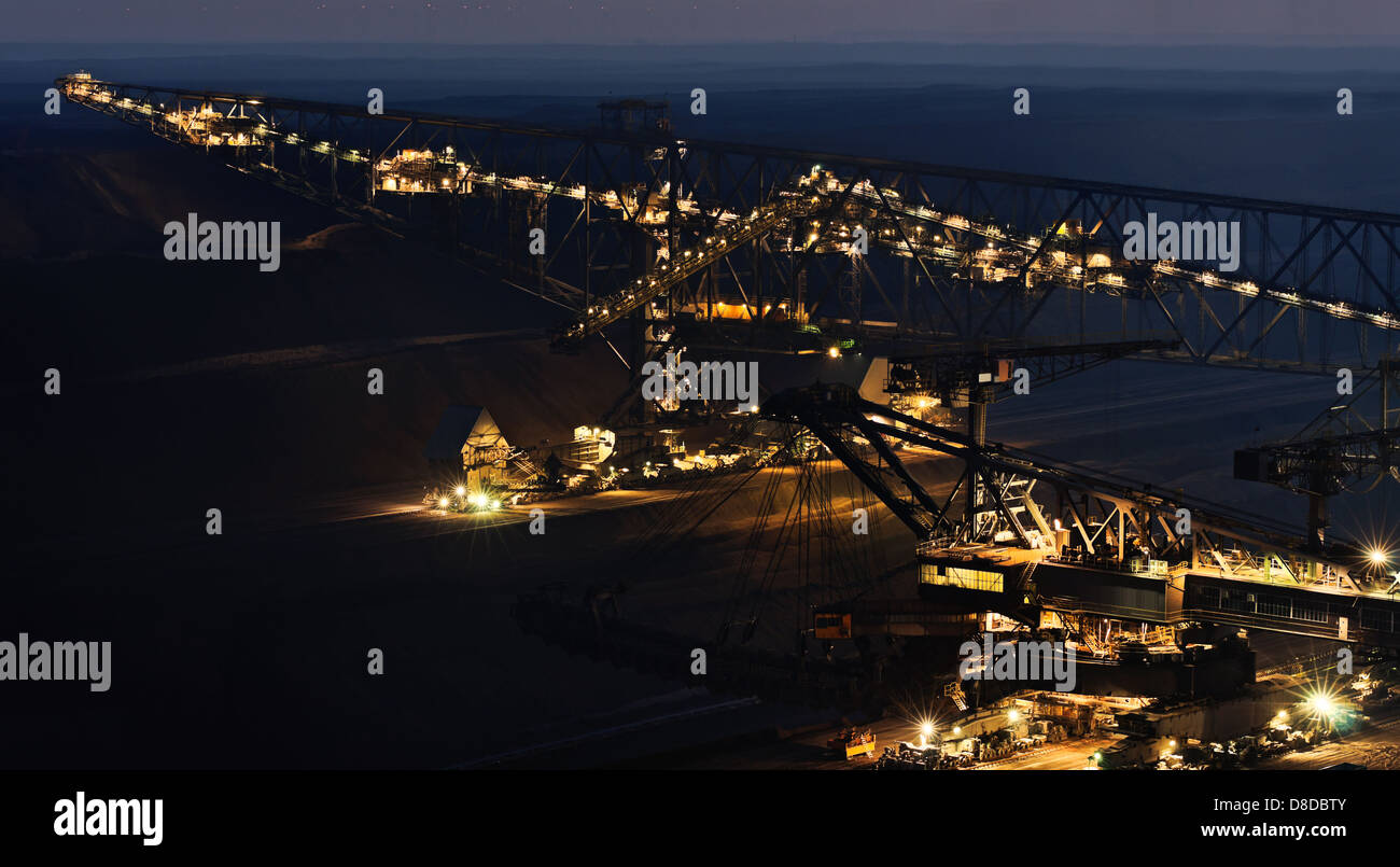 Carbone marrone escavatore sovraccaricare ponte di trasporto di notte la f60 lunga esposizione Regione Lausitz in Germania a cielo aperto Foto Stock