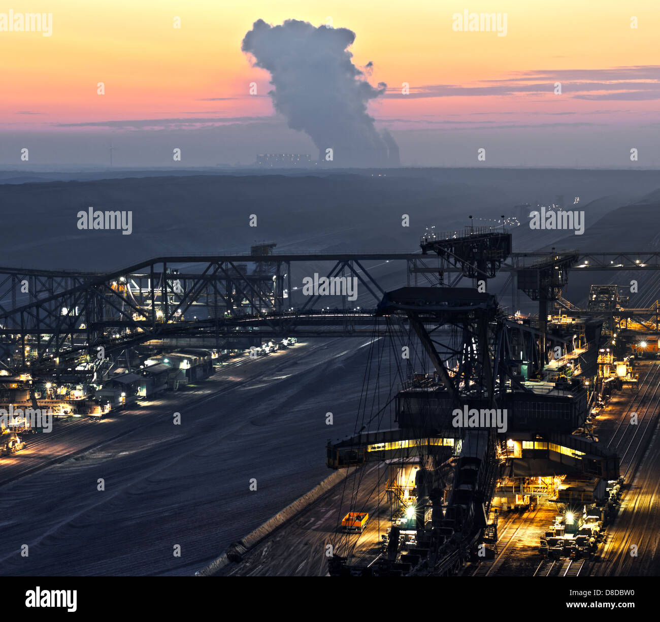 Carbone marrone escavatore sovraccaricare ponte di trasporto di notte la f60 esposizione a lungo senza la gente, Regione Lausitz, Germania Foto Stock