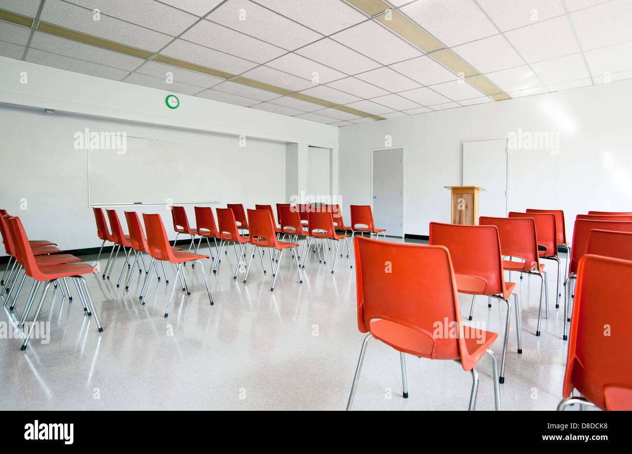 File di sedie in una sala pubblica con un pulpito di serie anteriore fino ad un servizio religioso Foto Stock