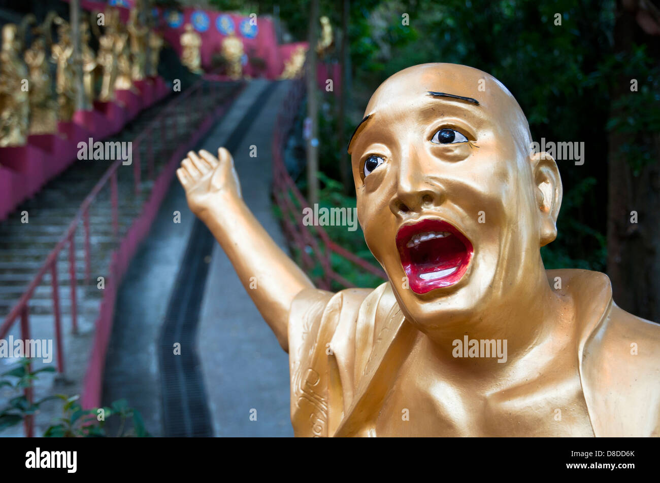 Golden statua del Buddha a Hong Kong il Monastero dei Diecimila Buddha Foto Stock