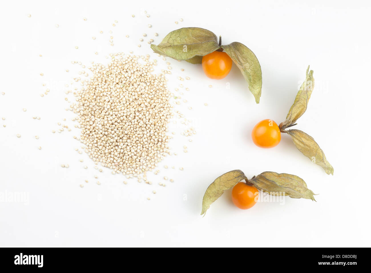 Superamenti: Quinoa (Chenopodium quinoa) e bacche dorate (Physalis peruviana), su sfondo bianco Foto Stock