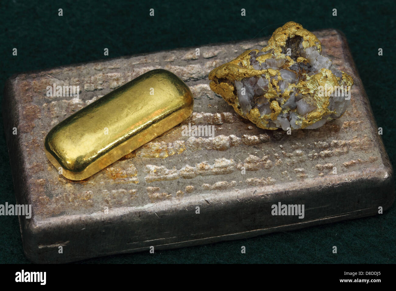 Gold e Silver bullion bars (lingotti) e ad alto grado di oro/campione di quarzo dal Nevada USA Foto Stock
