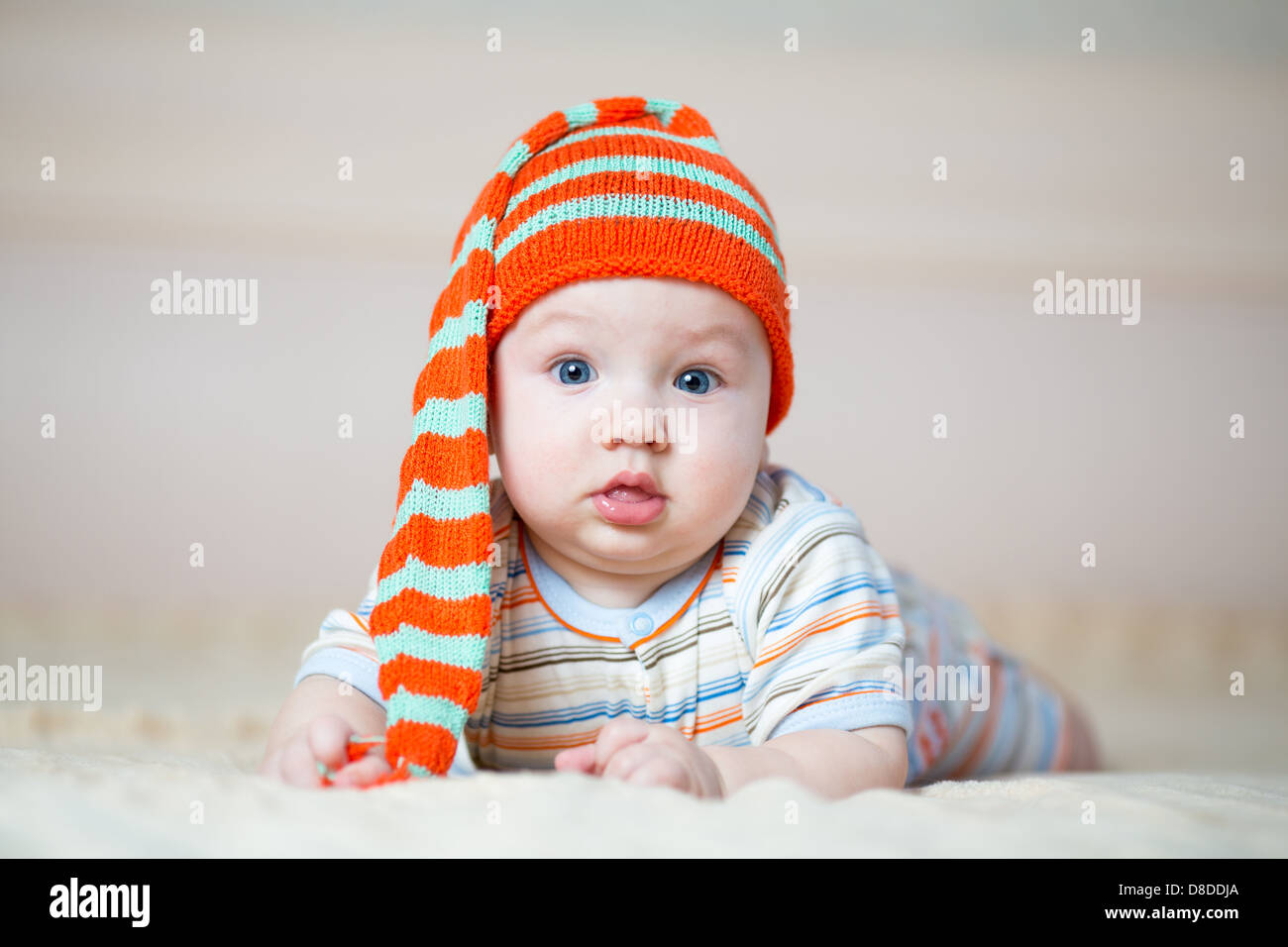 Funny baby boy in ambienti interni Foto Stock