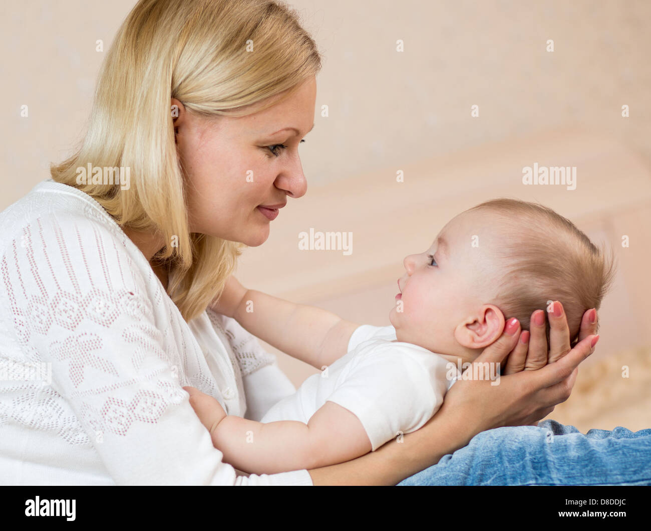 Madre guardando baby boy in ambienti interni Foto Stock