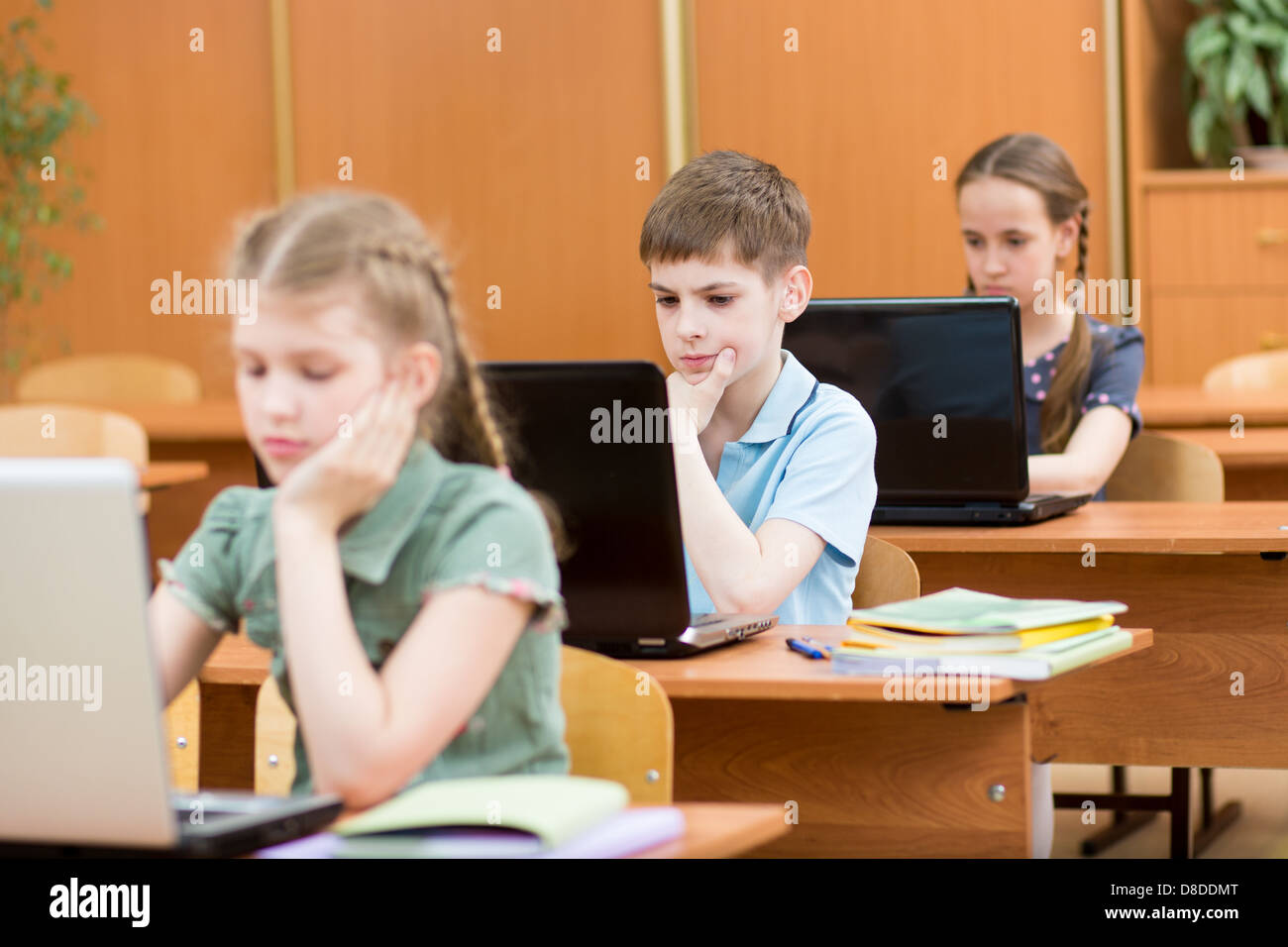 Schoolkids utilizzando laptop a lezione Foto Stock