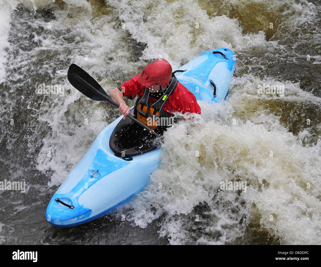 L'uomo kayak su Mormorando di un ruscello Foto Stock