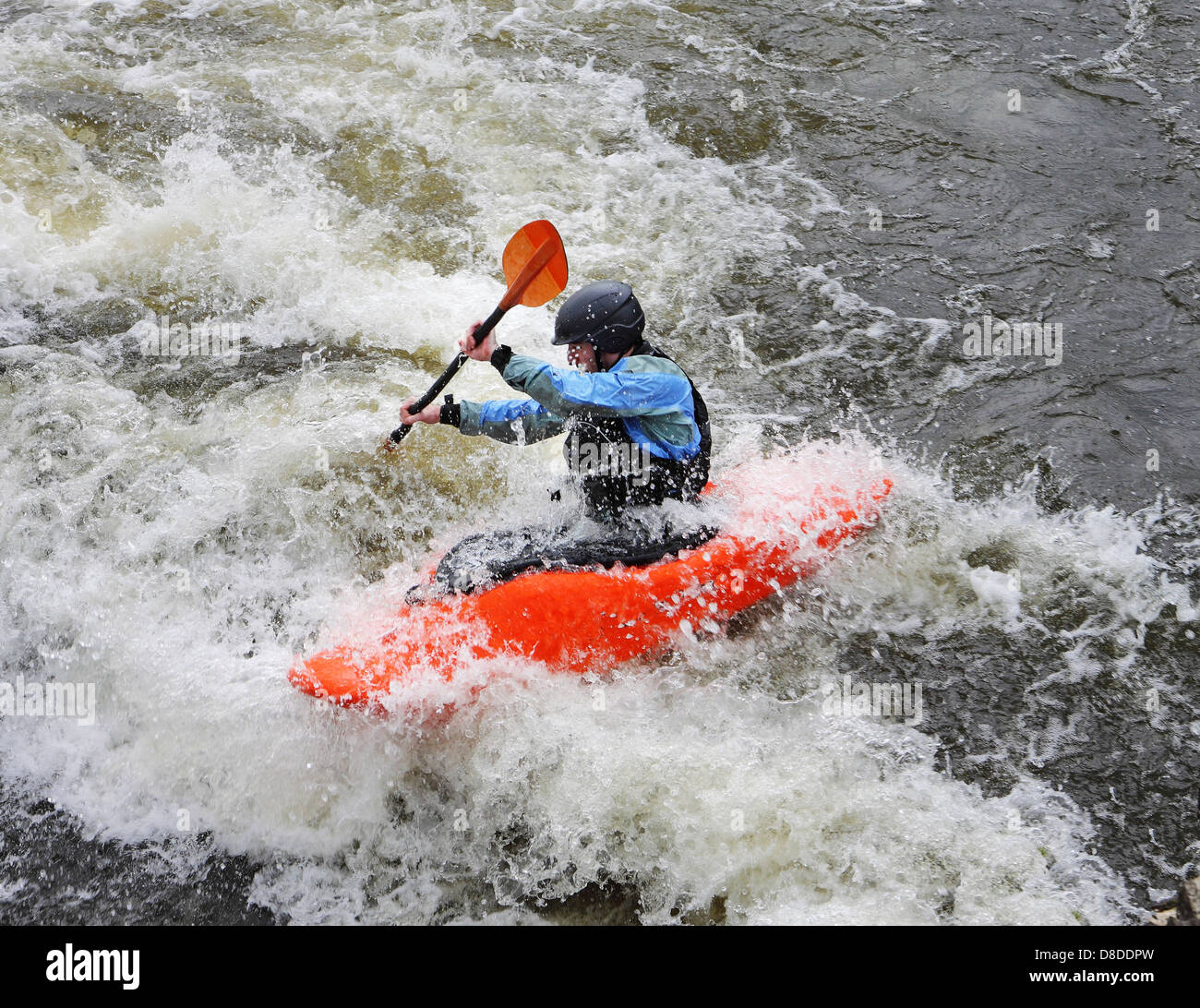 L'uomo kayak su Mormorando di un ruscello Foto Stock